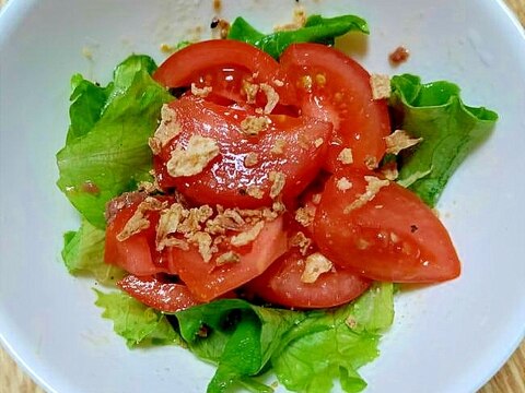 トマトとレタスの生ハムドレッシングサラダ